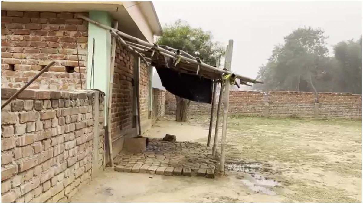 धन्य हैं बिहार के सरकारी स्कूल! न इमारत, न बाउंड्री… बच्चों को पानी तक नसीब नहीं