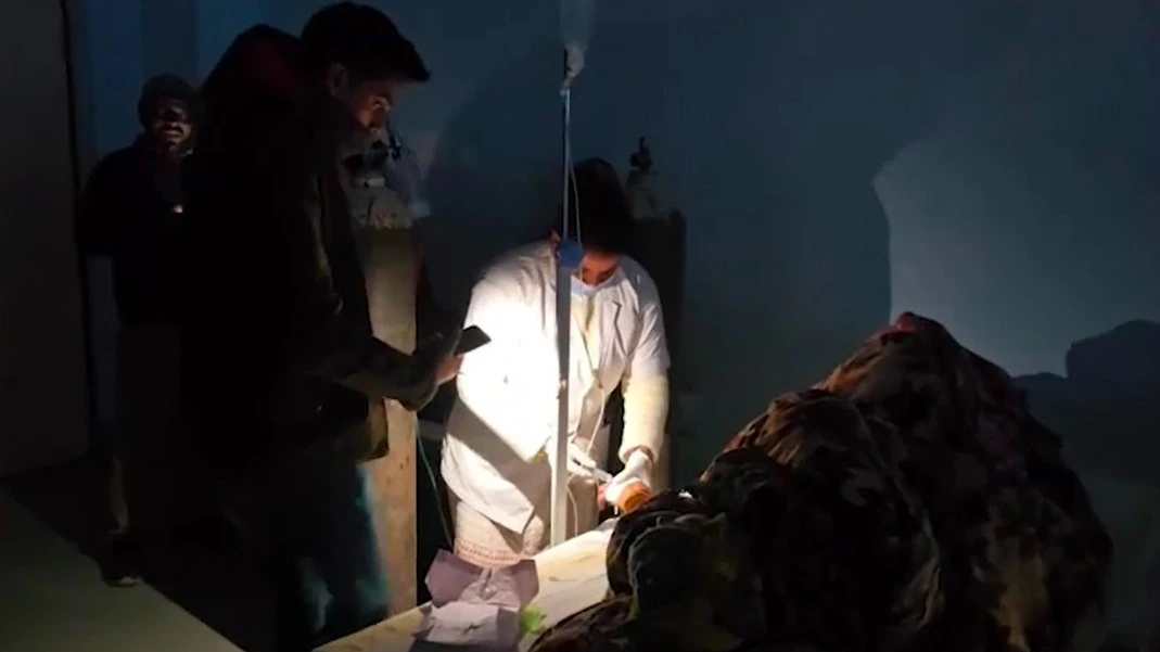 बिहार का ‘मॉडल अस्पताल’ अंधेरे में डूबा, मोबाइल टॉर्च की रोशनी में डॉक्टरों ने बचाई ज़िंदगियाँ