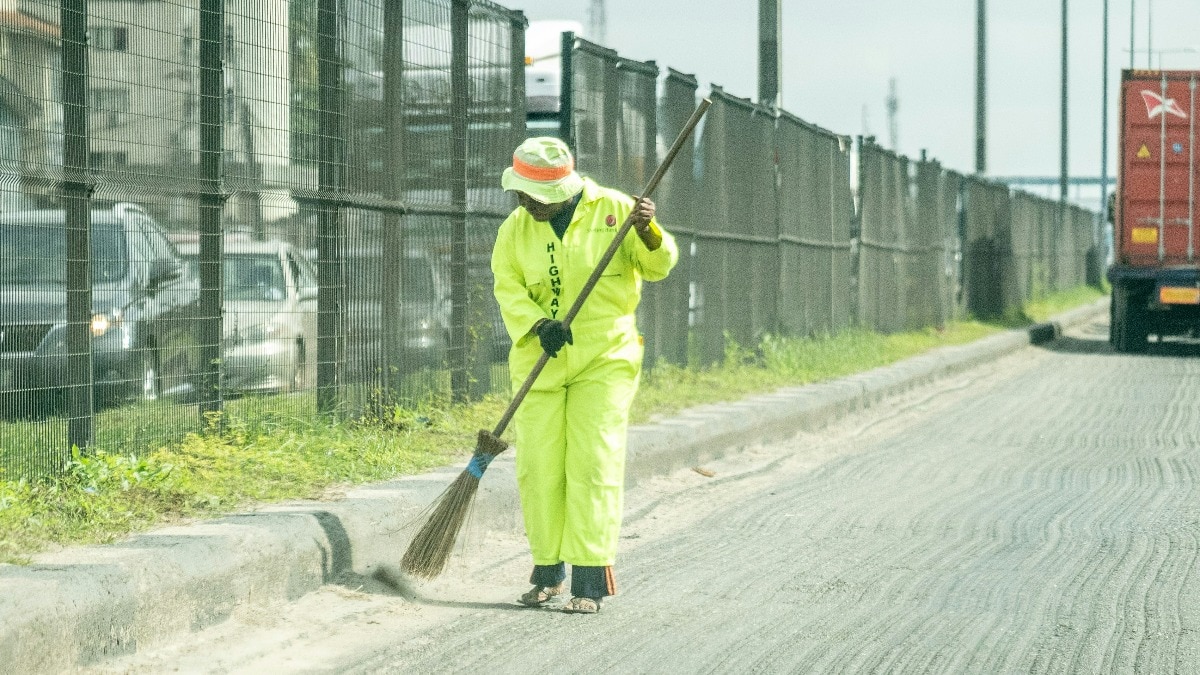 माइक्रोसॉफ्ट छोड़ रूस में झाड़ू उठाने को मजबूर भारतीय इंजीनियर! सैलरी जानकर उड़ जाएंगे होश