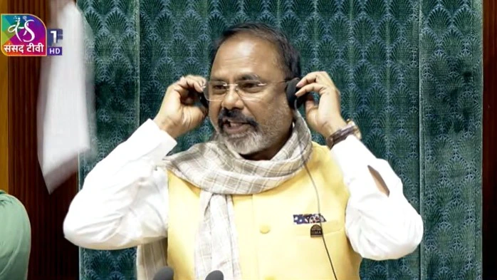 लोकसभा बना रणक्षेत्र, चेयर पर पेपर उछालने पर 8 सांसदों पर बड़ी कार्रवाई