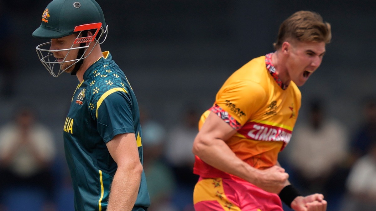 पैरों तले रखी ट्रॉफी का ‘अपमान’ पड़ा भारी! 3 साल बाद आईसीसी पुरुष टी20 वर्ल्ड कप में ऑस्ट्रेलिया क्रिकेट टीम पर टूटा ‘कुदरत का निजाम’, फैंस बोले, कर्मों का फल